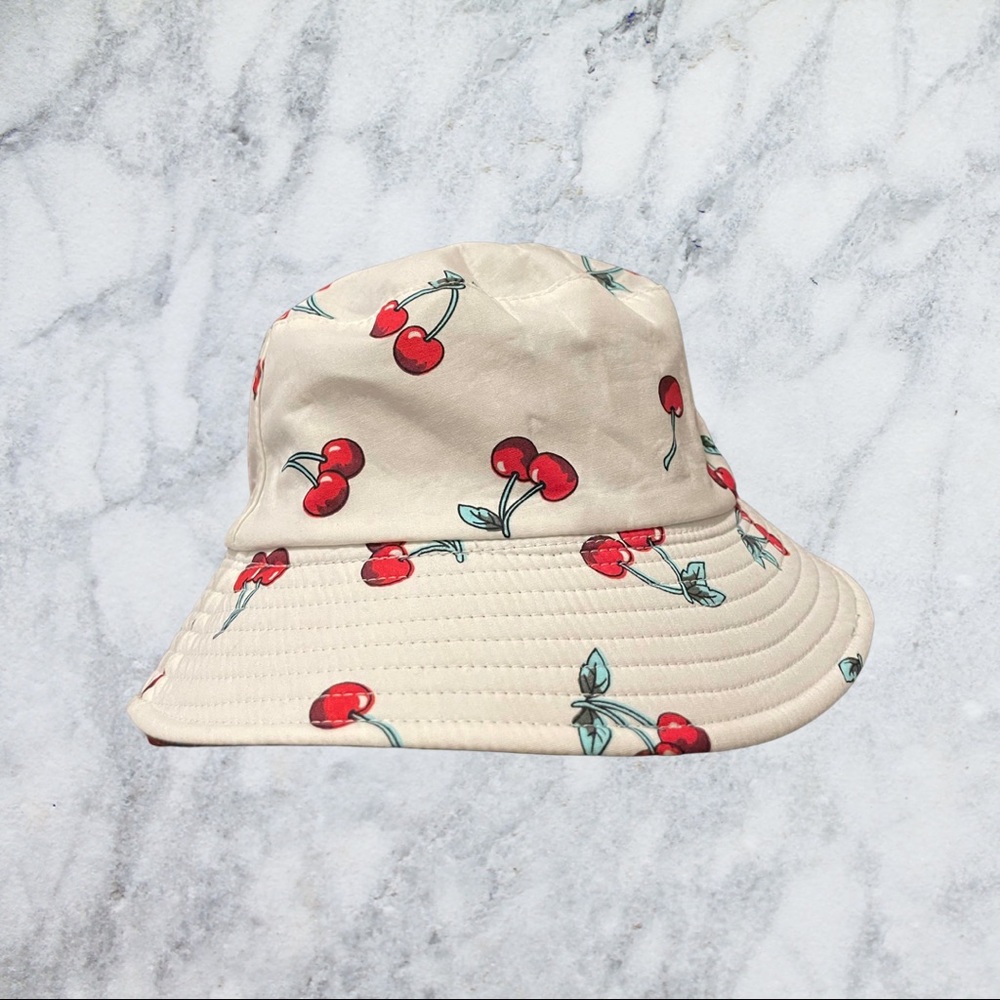 REVERSIBLE BUCKET HAT